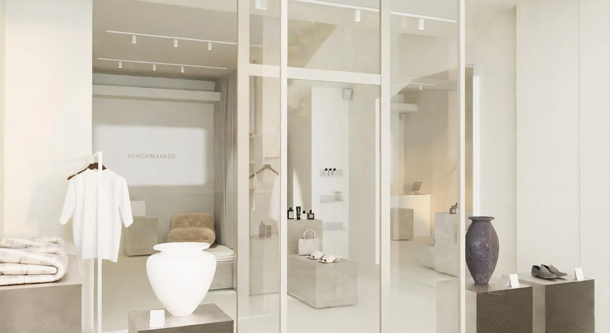 Innenansicht der BENCHMARKED-Pop-up-Fläche in Köln: Kleiderstange, Vasen und Präsentationstische