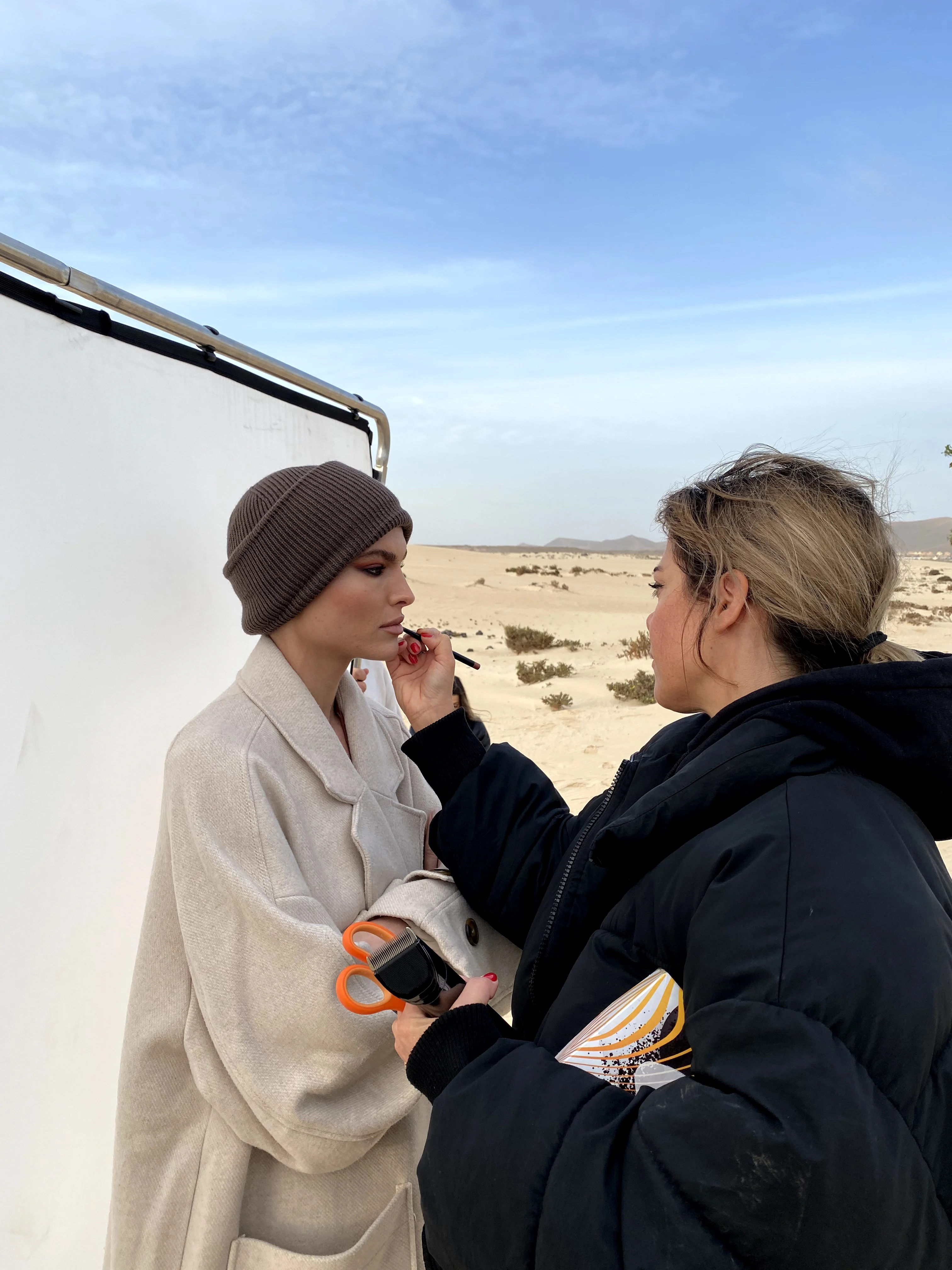 Make-up-Korrektur bei einem Model an einer Wüsten-Location