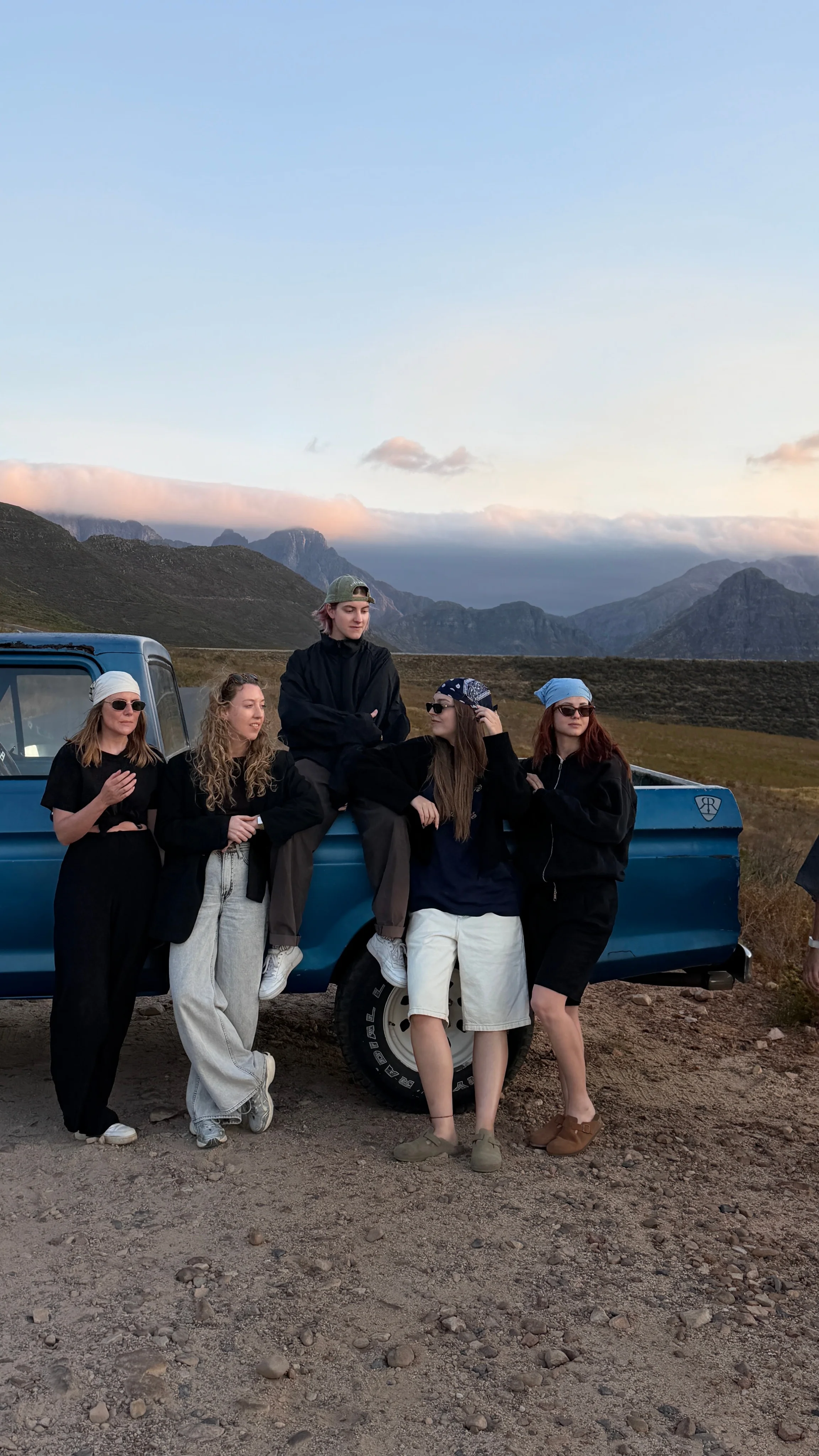 Cast und Crew an einem Pick-up in den Bergen