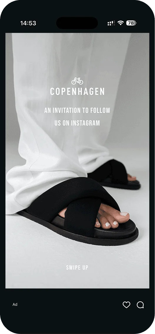 Anzeige von Copenhagen Studios mit schwarzen Sandalen, die dazu einlädt, der Marke auf Instagram zu folgen