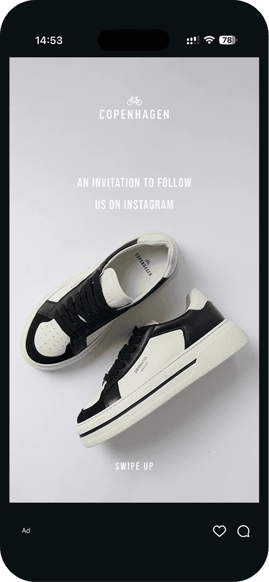Anzeige von Copenhagen Studios mit schwarz-weißen Sneakern, die dazu einlädt, der Marke auf Instagram zu folgen