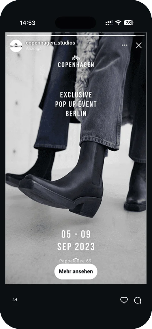 Anzeige von Copenhagen Studios für das Pop-up-Event in Berlin, mit schwarzen Stiefeletten